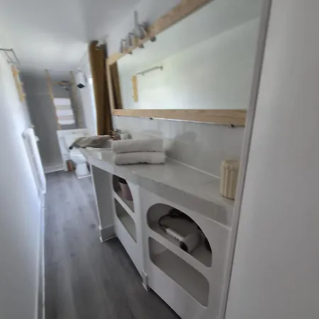 Grand F1 De Charme A L'etage D'une Appartement *